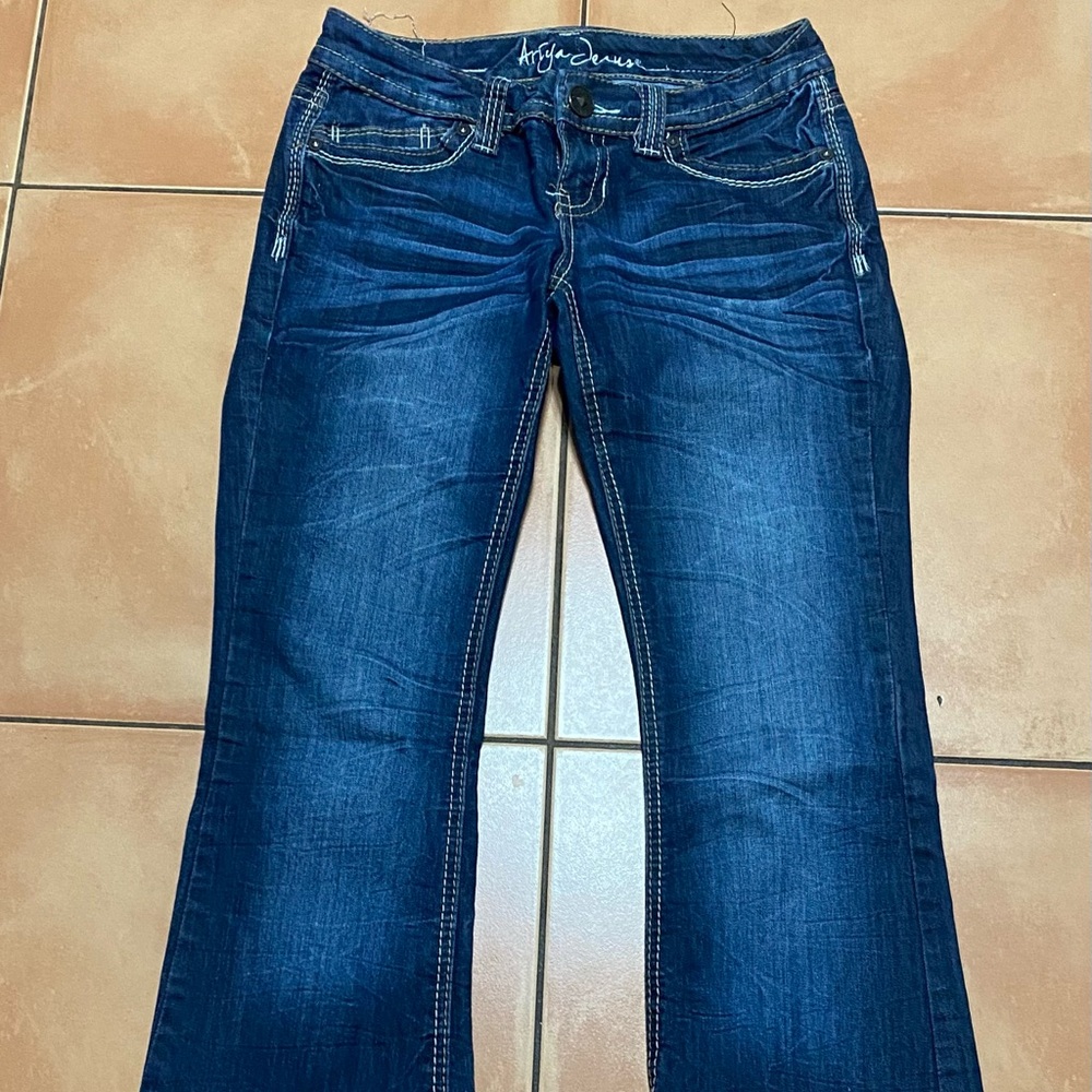 Great pair of blue jeans on the darker side. Size 5/6. Good used condition.
